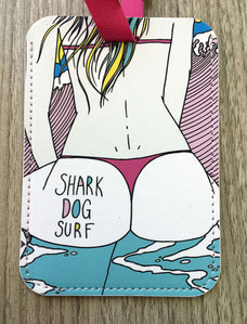 [돌돌] SHARK DOG-LUGGAGE TAG-02 상어 불독 강아지 서핑 서퍼 샤크독 하와이 캐릭터 그래픽 디자인 여행 가방 캐리어 네임택 러기지택 캐리어택 이름표 